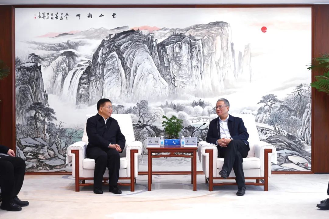 中國電建黨委副書記、總經(jīng)理王斌與內(nèi)蒙古自治區(qū)黨委常委、呼和浩特市委書記包鋼會談