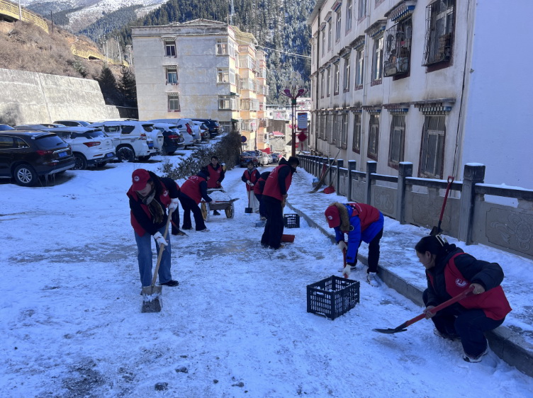 挺膺擔(dān)當(dāng)志愿服務(wù)，清冰除雪保障安全