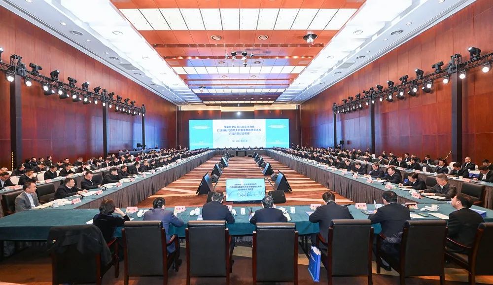 丁焰章應邀參加深化中央企業(yè)與重慶市合作座談